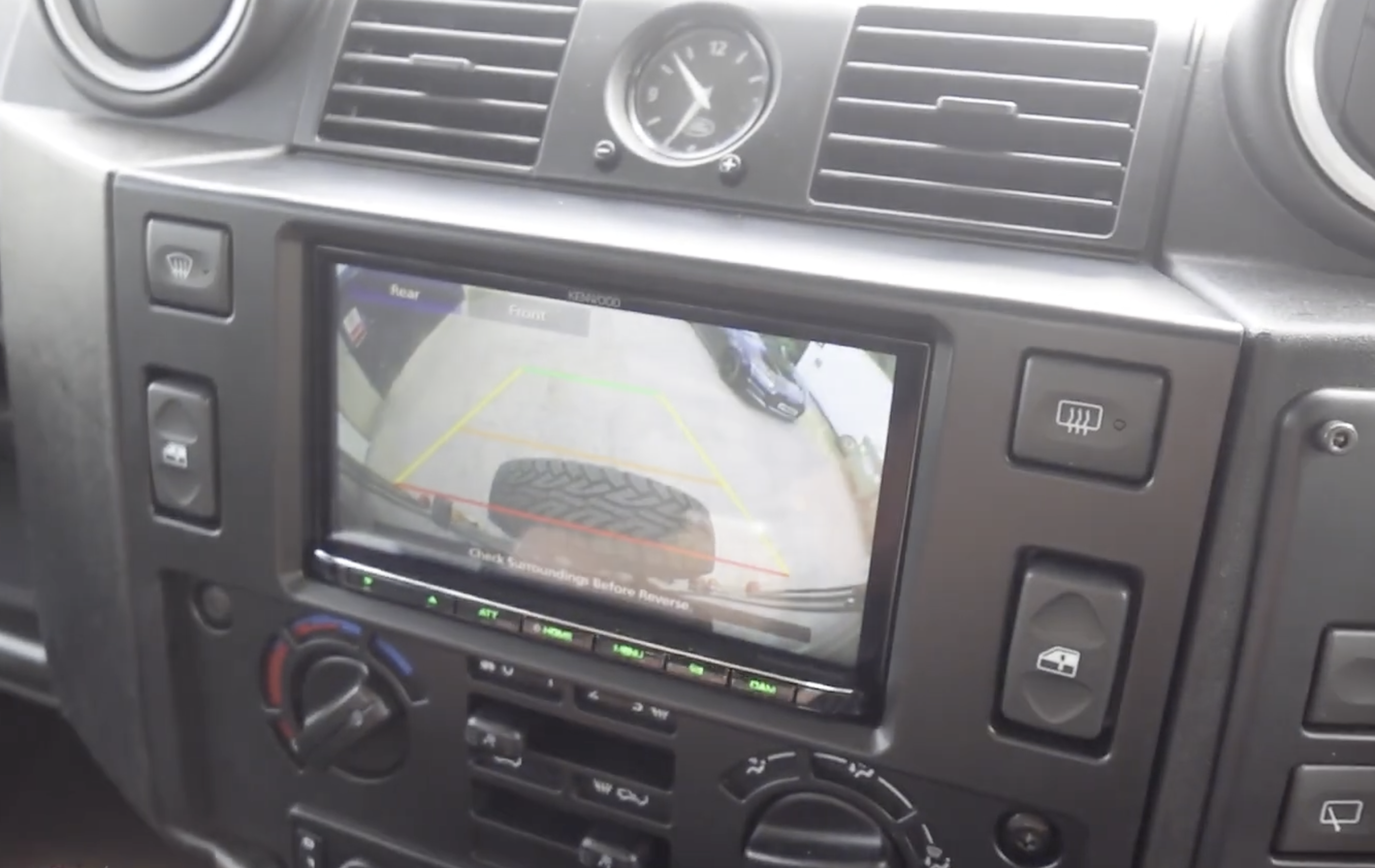 Autoradio avec GPS installé dans un Land Rover